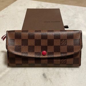 LOUIS VUITTON
Damier Ebene Emilie Wallet Red